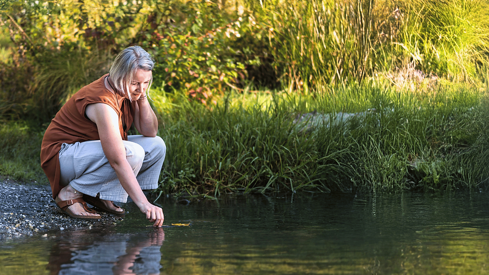 Nadine Graage hockt am Bach