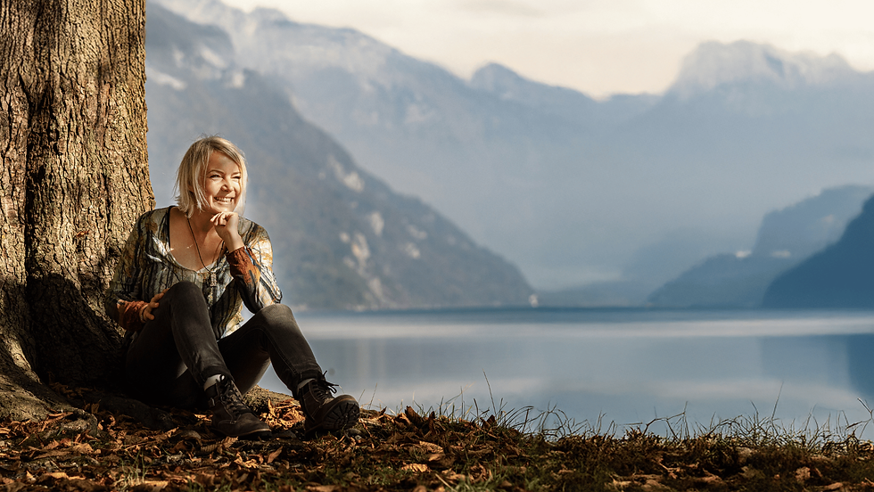 Nadine Graage sitzt an einem Baum, im Hintergrund der Walensee und die Berge