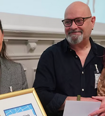 Felicia Cerescu och Anders Gustavsson från kommunala musikskolan tar emot årets arbetsmiljöpris.