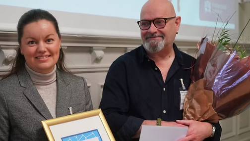Felicia Cerescu och Anders Gustavsson från kommunala musikskolan tar emot årets arbetsmiljöpris.