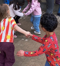 Skolbarn leker på skolgård på förskola