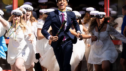 Studenter springer ut från skolavslutning