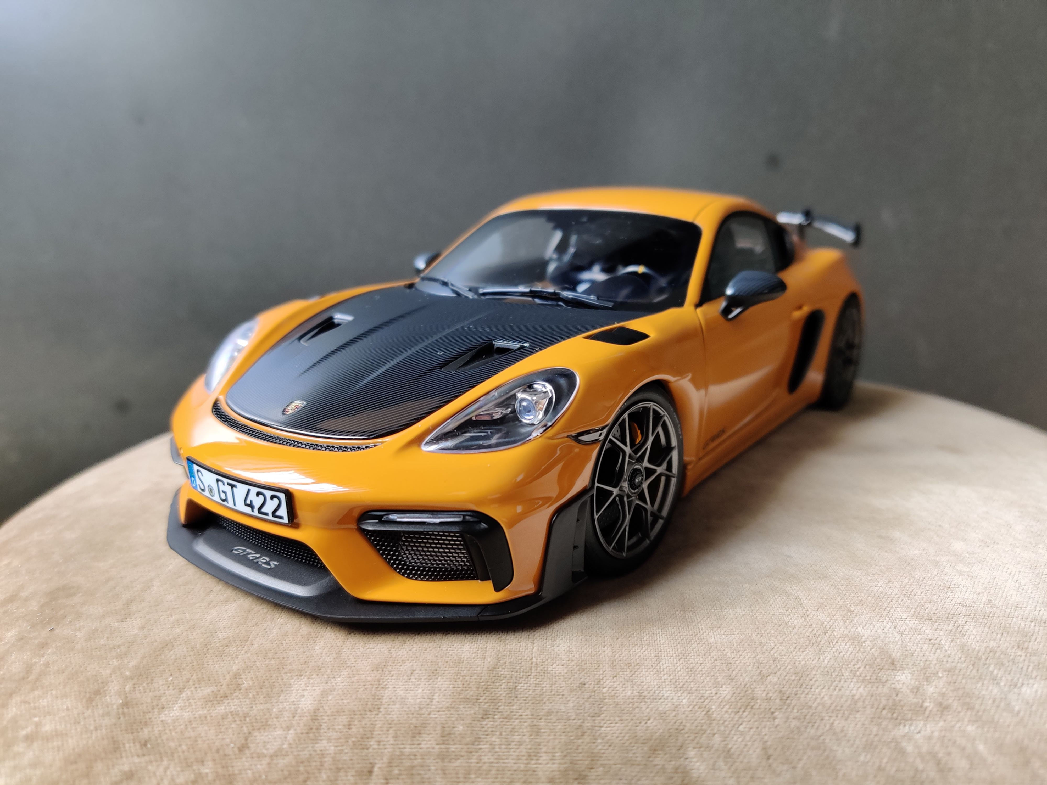 Porsche Cayman GT4 RS Norev 1:18e.