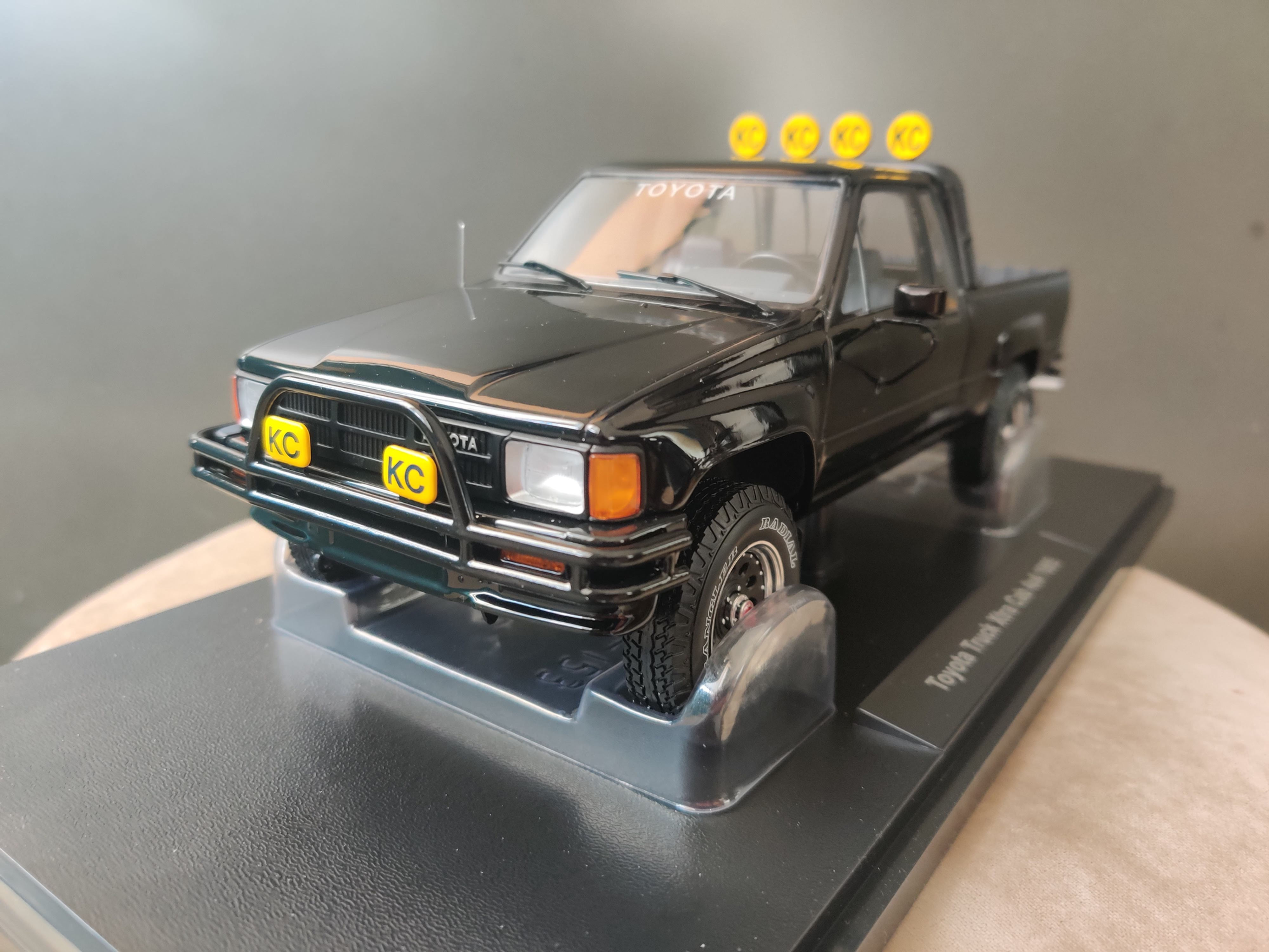 Toyota Hilux 1985 (Retour vers le futur) KK-Scale 1/18e
