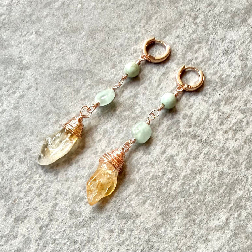 golden-citrine-moonstone-amazonite-linia-gold-earring-on-stone.