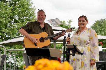 Hochzeitssängerin Jessica  Sektempfang standesamtliche Trauung Musikerduo Gesang und Gitarre Mittelhessen