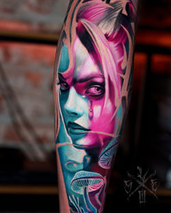 Kolorowy portret kobiety w nowoczesnej stylistyce tatuażu