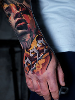 Abstrakcyjny tatuaż na męskiej dłoni z motywem liczby 2222