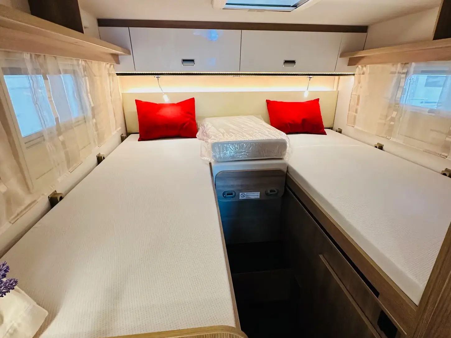 Foto interno Camper usato a Novara, LAIKA KOSMO V9 fronte sede Camping Garage