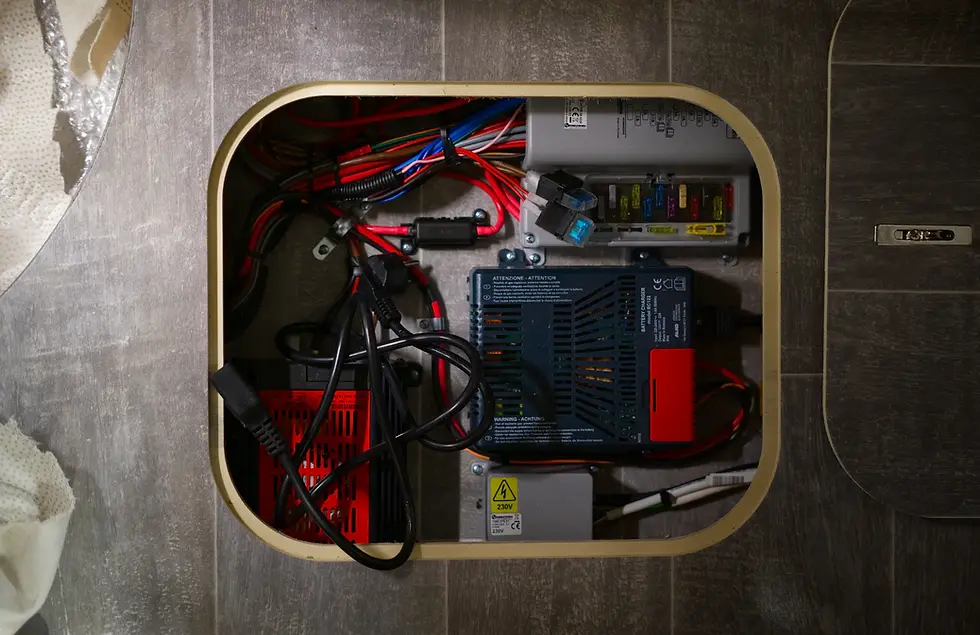 cablaggio completo impianto elettrico del camper nell'officina camper di camping garage a trecate in piemonte