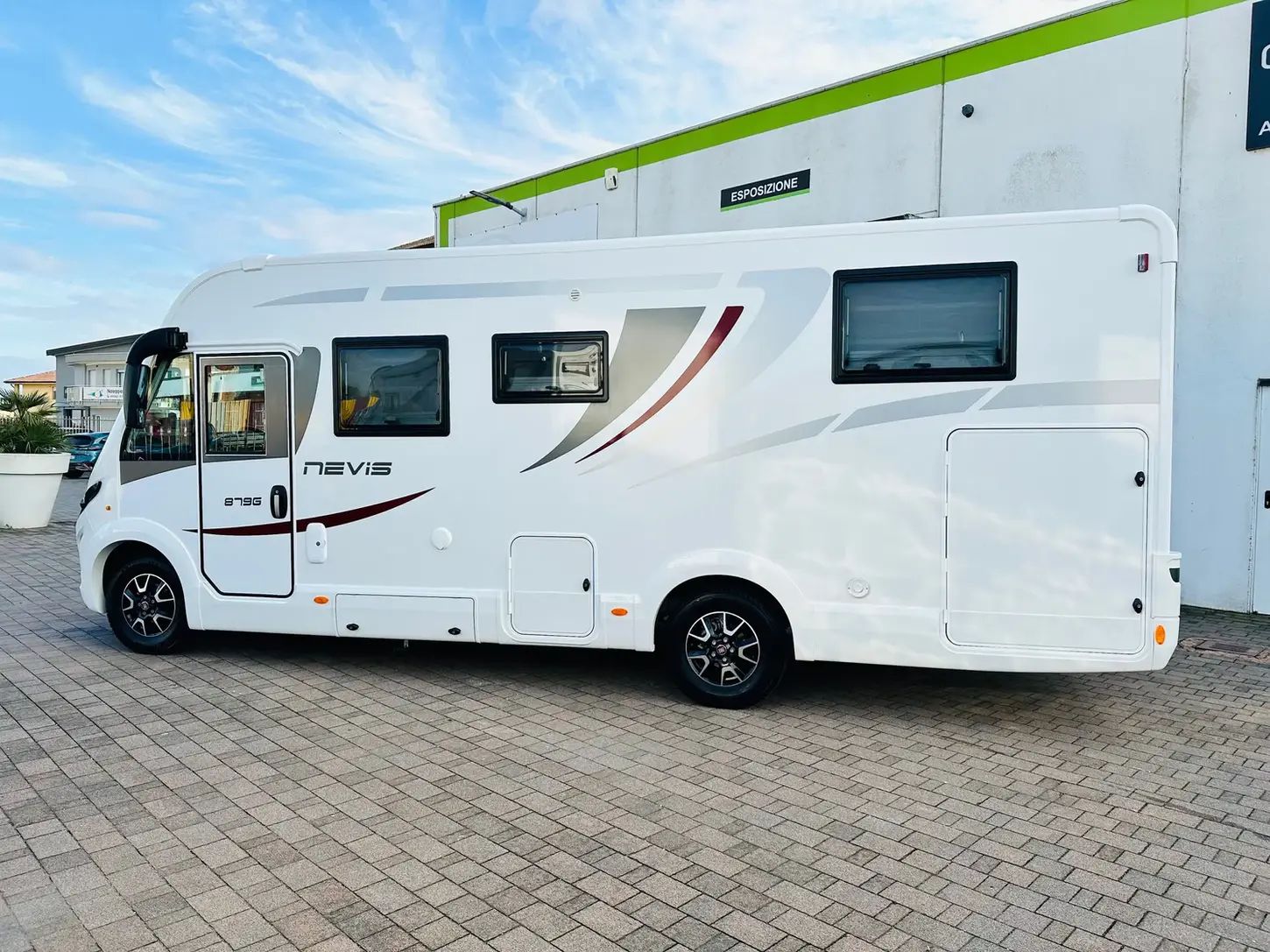 Foto esterno Camper usato a Novara, MC LOUIS NEVIS 879 G fronte sede Camping Garage