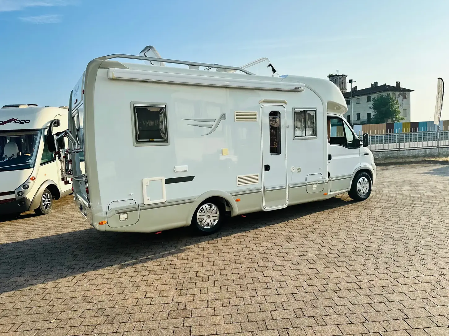 Foto esterno Camper usato a Novara, ARCA P 674 LSX  fronte sede Camping Garage