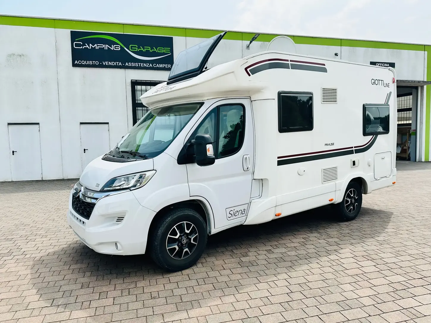 Foto esterno Camper usato a Novara, GIOTTILINE SIENA 330 fronte sede Camping Garage