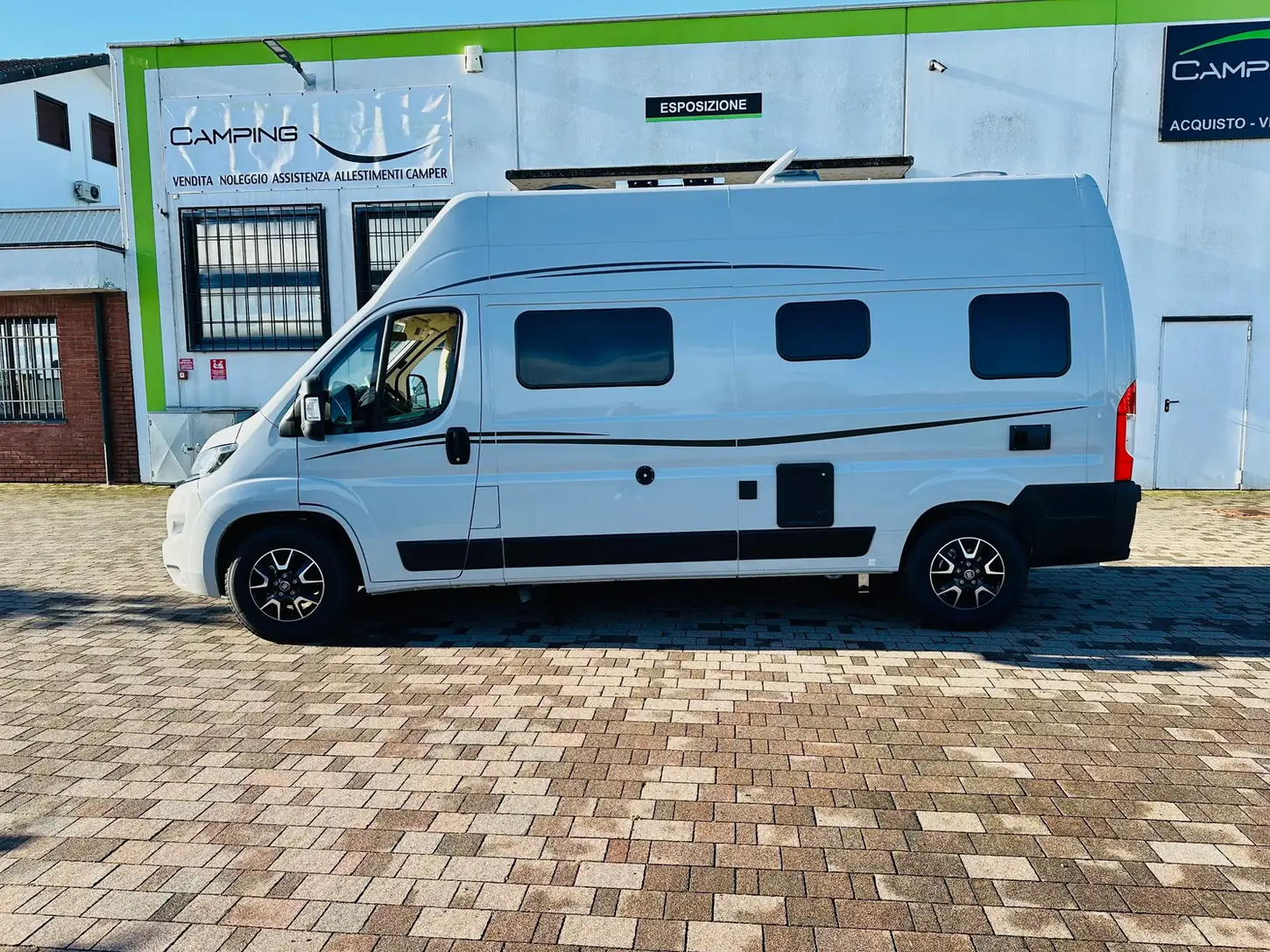 Foto esterno Camper usato a Novara, FONT VENDHOME HORIZON 307 fronte sede Camping Garage