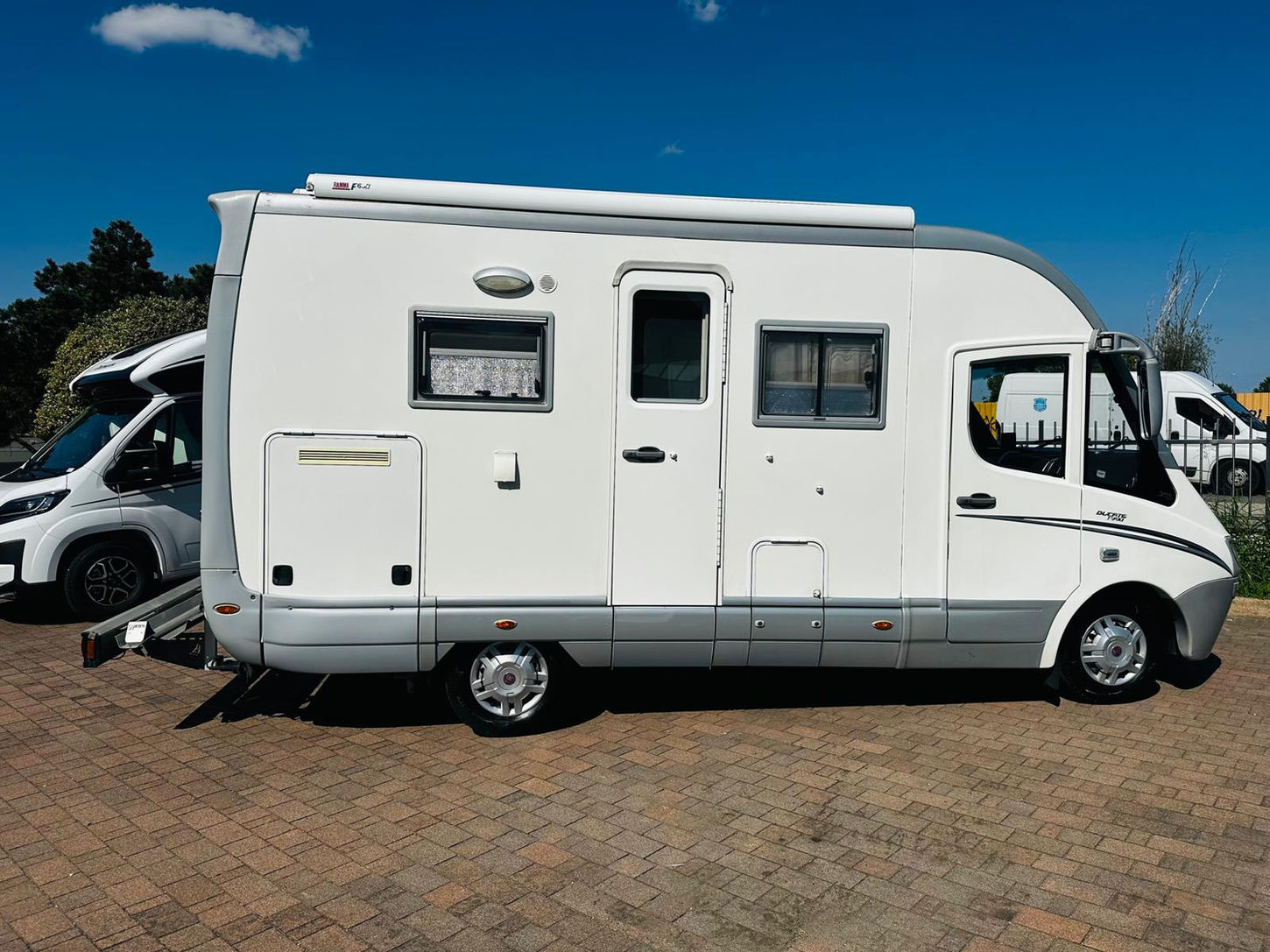 Laika Rexosline 600 2011 motorhome Tendalino
Clima motore
Pannello solare
Portamoto
Ruota di scorta
Retrocamera
Cucina Smew 4 Fuochi
Grill + Forno
Cappa Aspirante
Armadio XXL
Garge
Gradino Elettrico
Doppio pavimento
Telaio ALKO dal concessionario camper a novara milano piemonte lombardia torino Camping Garage