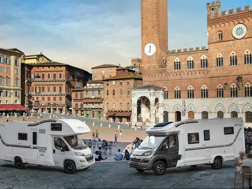 Camper mansardato e camper semintegrale giottiline di fronte l'uno all'altro
