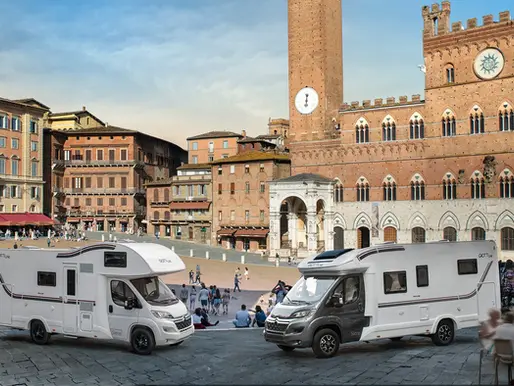 Camper mansardato e camper semintegrale giottiline di fronte l'uno all'altro