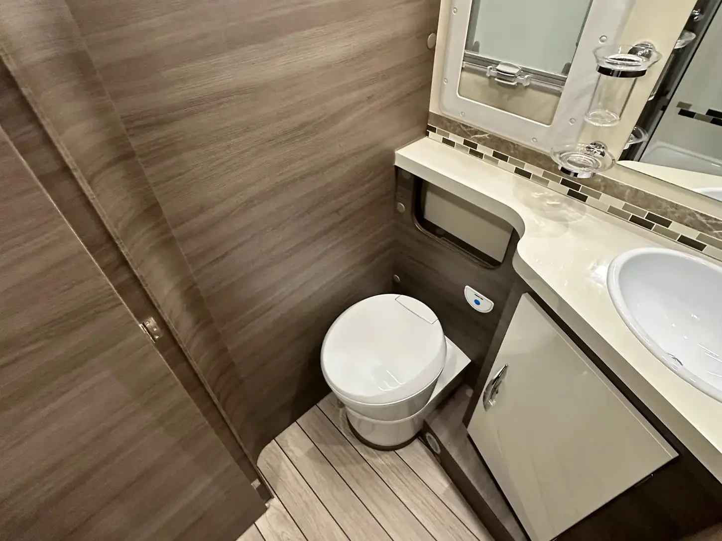 Foto interno Camper usato a Novara, MC LOUIS NEVIS 879 G fronte sede Camping Garage