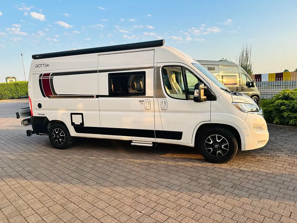 Giottivan, modello GIOTTIVAN 60T, camper furgonato su meccanica Fiat Ducato, 2200 cc, 140 cavalli, 3 posti letto, 4 posti omologati. Van compatto perfetto per la coppia dinamica, con letto matrimoniale trasversale e bagno con doccia integrata. Dimensioni: 599 x 205 x 265 cm. Dotato di frigorifero trivalente e riscaldamento a gas. Camper usato in pronta consegna da Camping Garage, concessionario camper a Novara.