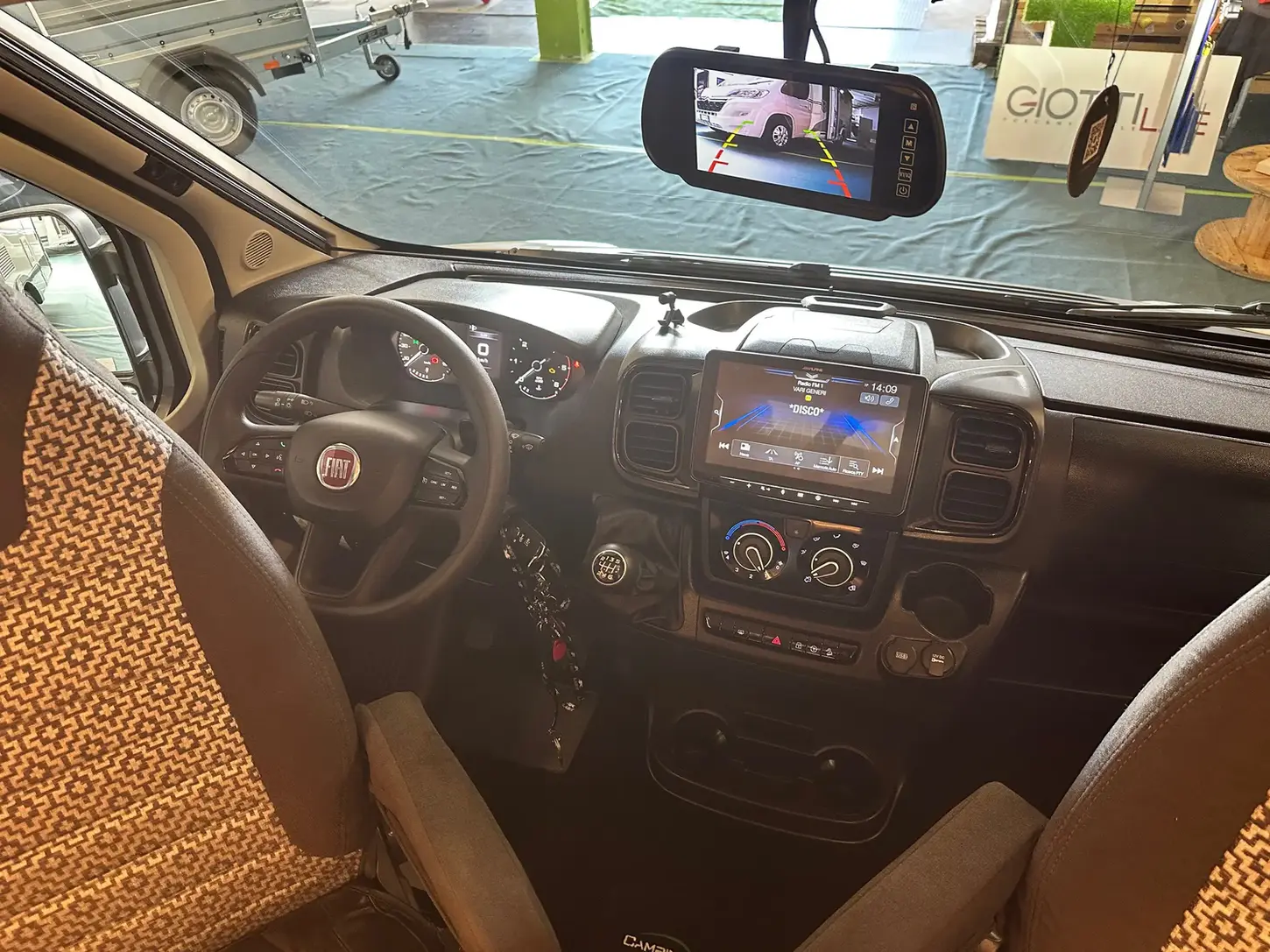 Foto interno Camper usato a Novara, LAIKA KOSMO V9 fronte sede Camping Garage