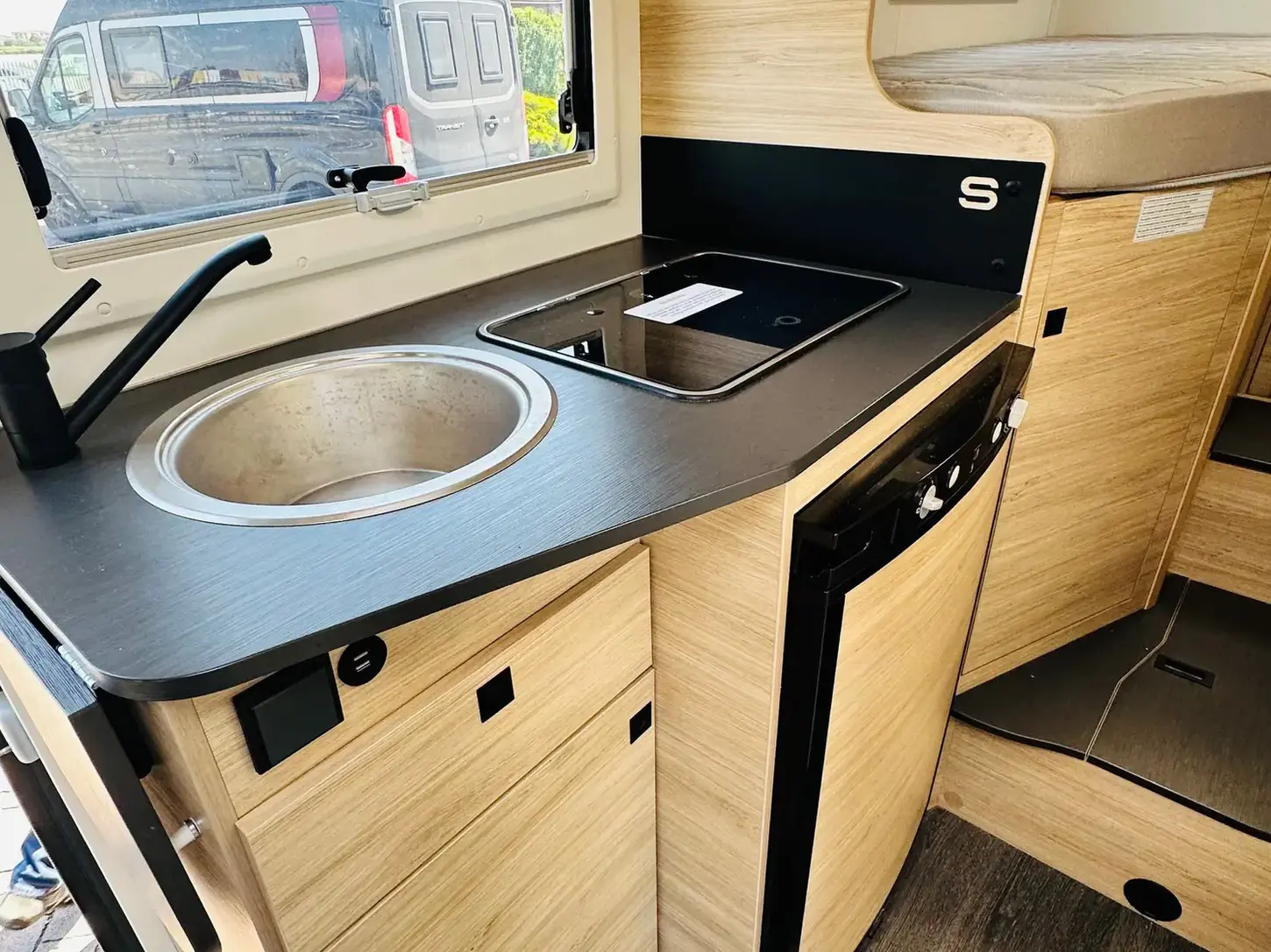 Foto interno Camper usato a Novara, CHAUSSON 674 VIP EDITION fronte sede Camping Garage