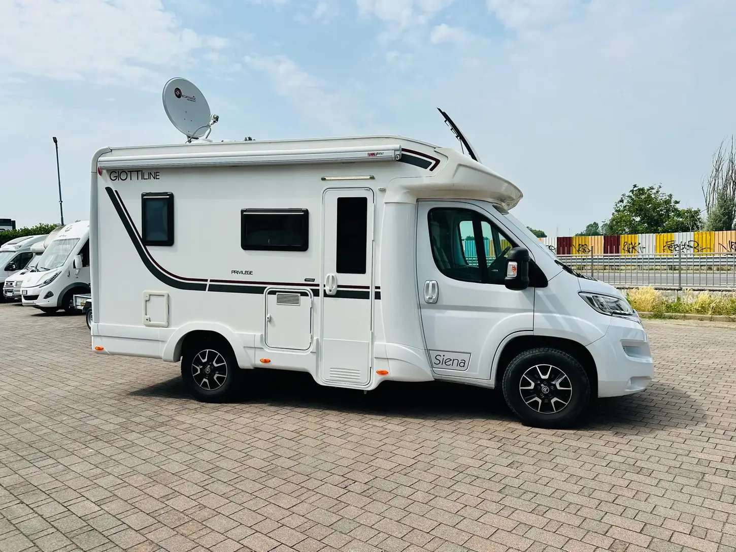 Foto esterno Camper usato a Novara, GIOTTILINE SIENA 330 fronte sede Camping Garage