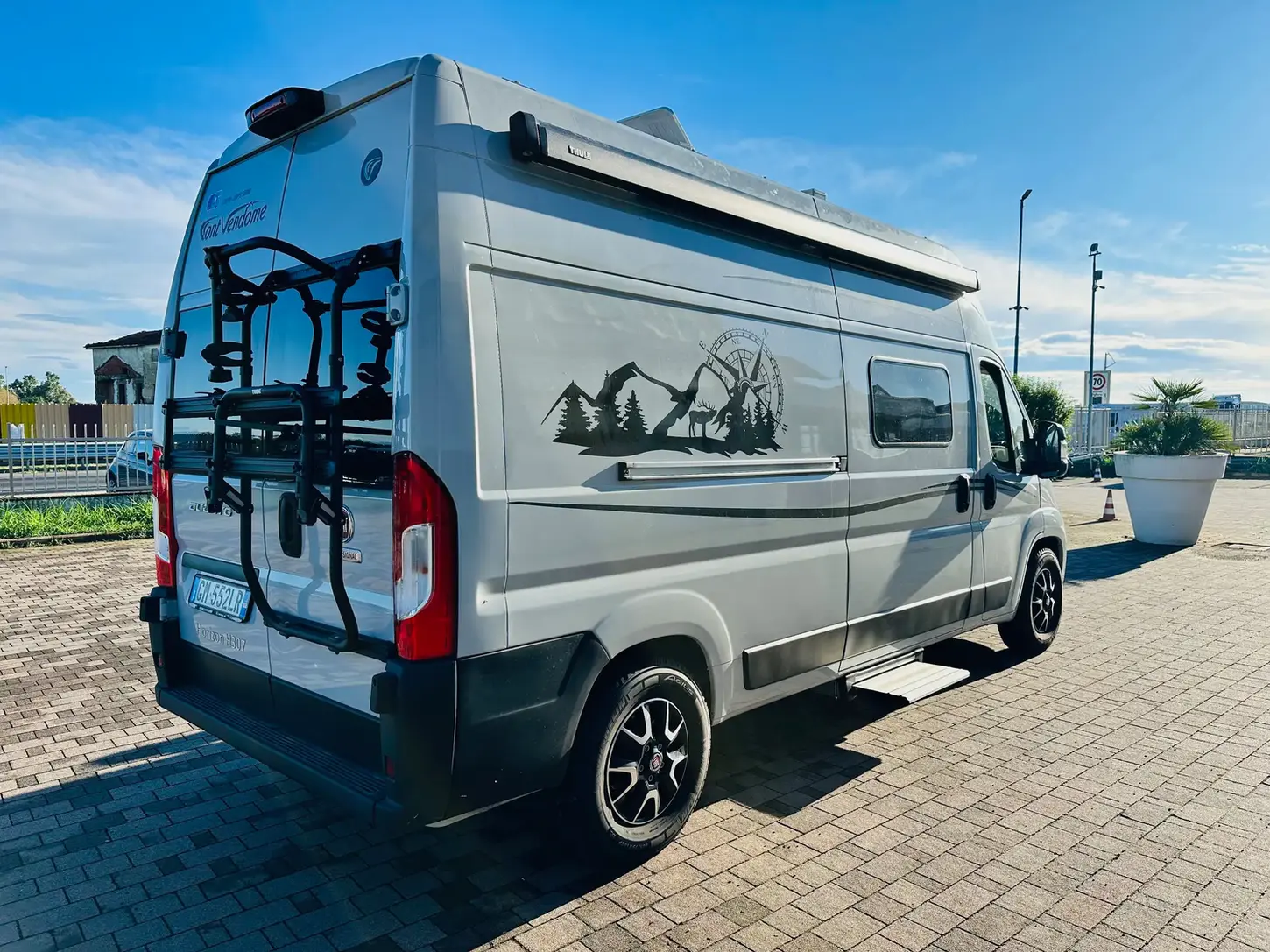 Foto esterno Camper usato a Novara, FONT VENDHOME HORIZON 307 fronte sede Camping Garage