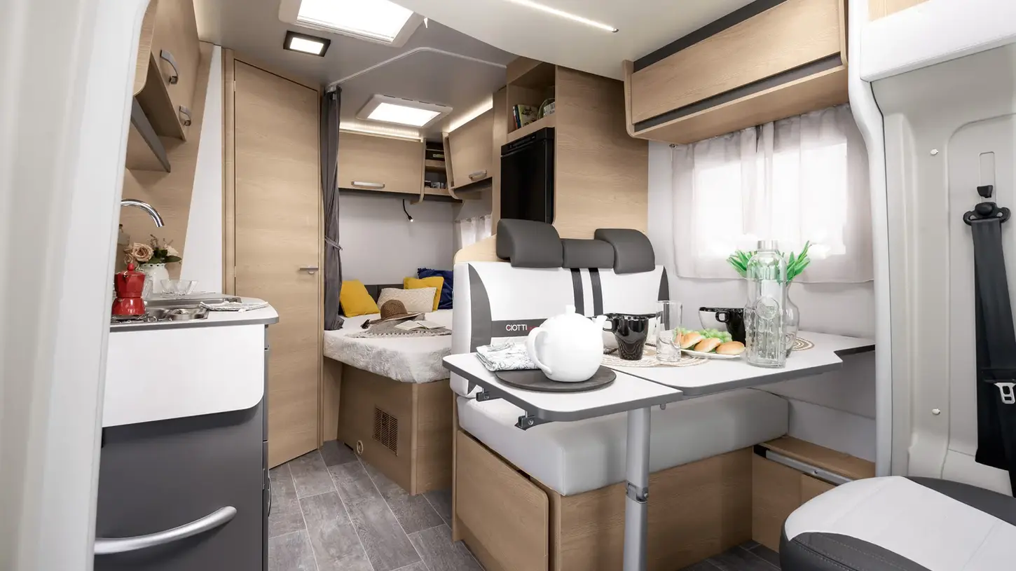 Foto interno Siena 330 sede, Camping Garage a Novara