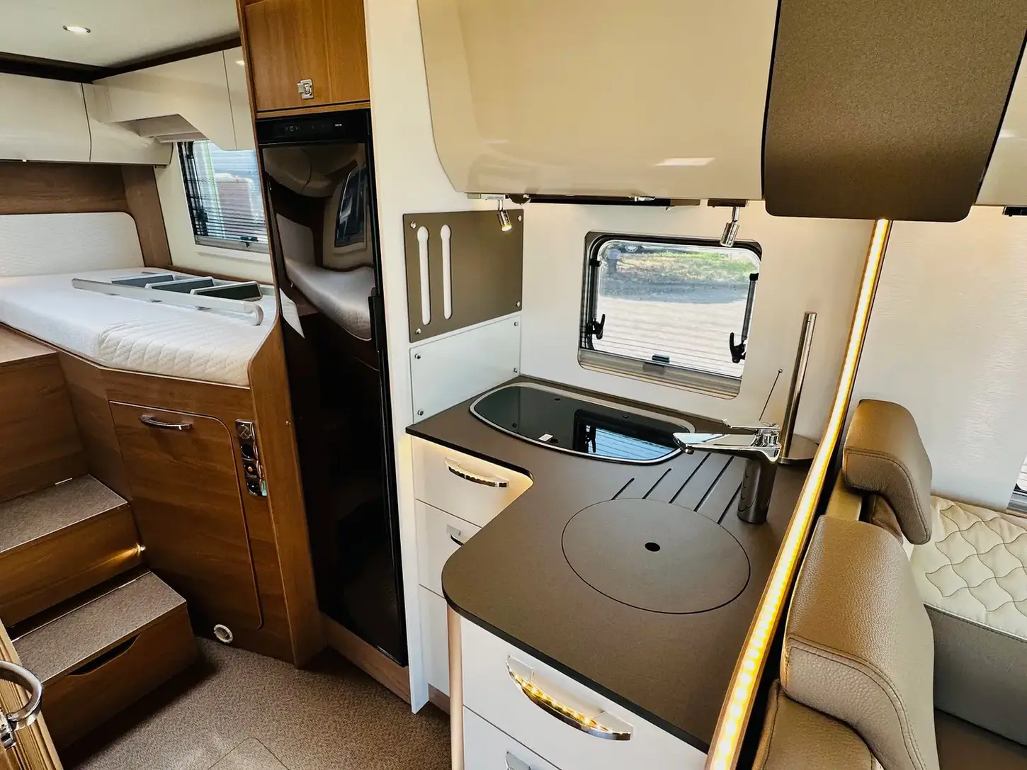 Foto esterno Camper usato a Novara, BURSTNER IXEO 69 G fronte sede Camping Garage