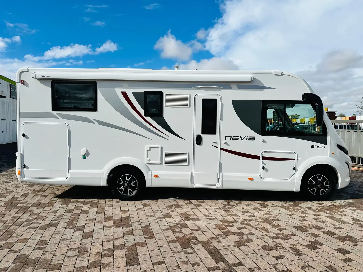 Foto esterno Camper usato a Novara, MC LOUIS NEVIS 879 G fronte sede Camping Garage