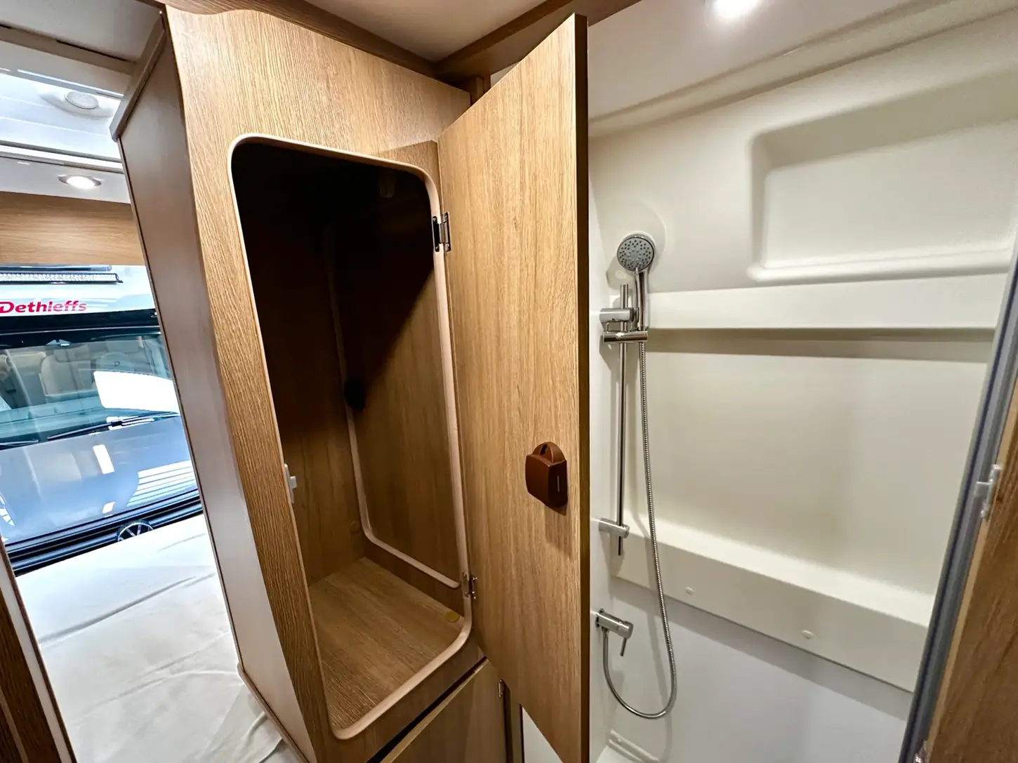 Giottivan 60T Giottiline grigio lanzarote bagno con doccia separata foto interno, bagno con doccia separata con armadio a comparsa separabile in un furgonato 599cm. In pronta consegna dal concessionario camper giottiline camping garage