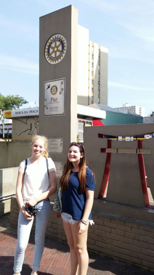 Eu e a Lina no bairro Liberdade, em São Paulo.