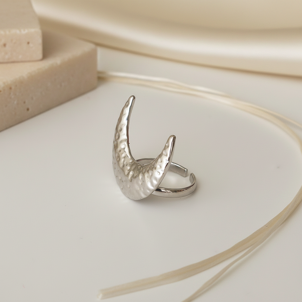 Thumbnail: Lune Sculptée Ring