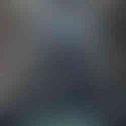 Agua cayendo por una pared alta de roca en un cañón de Huaxla formando una poza.