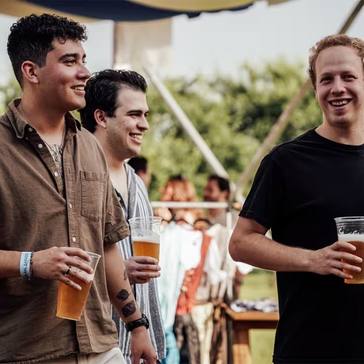 Grupo de amigos brindando con cerveza en OtoñoBier Fest Guadalajara 2025.