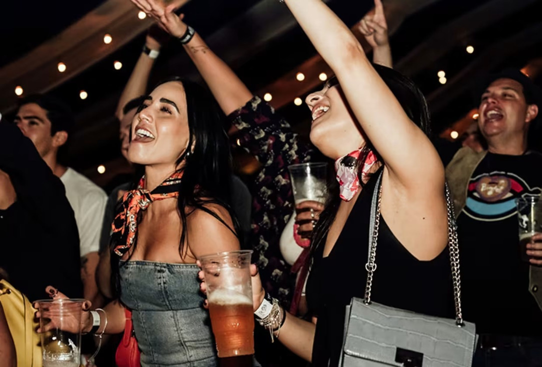Mujeres disfrutando música y cerveza en OtoñoBier Fest 2025 Guadalajara.