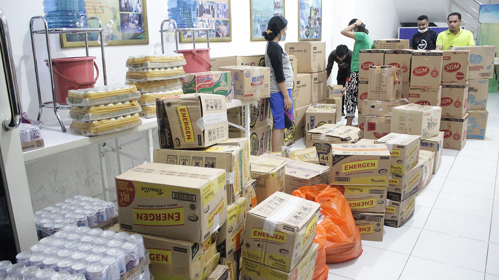 Tim melakukan packing bantuan