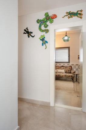 מבט אל מסדרון החדרים הפרטיים, שילוב אומנות פסיפס, איורים וחפצים עתיקים