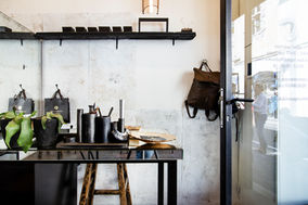 רצפת ברזל חלוד, שולחן קבלה מחופה זכוכית, חיפוי קיר ברזל בגמר צבע לבן