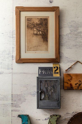 עיצוב קיר בטון עם תמונות ואומנות מגניבה