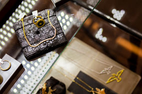 מעמדי תכשיטים דקורטיביים שהוכנו במיוחד לחנות מעץ אורן שרוף וברזל