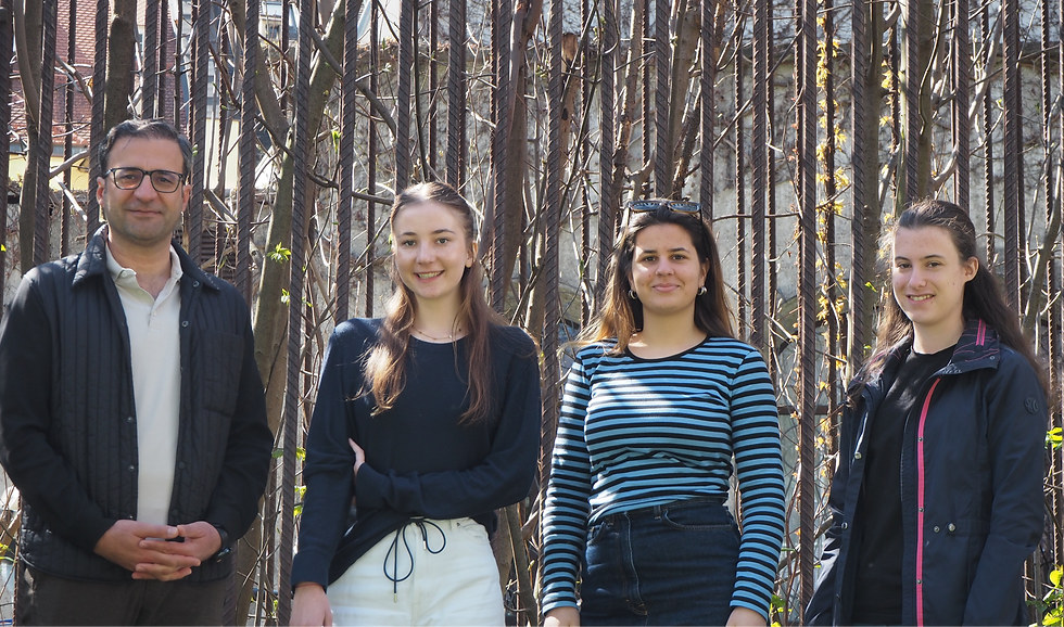 ein Gruppenfoto der 4 Teammitglieder:innen, von links nach rechts: Alan, Laura, Marlene, Samira