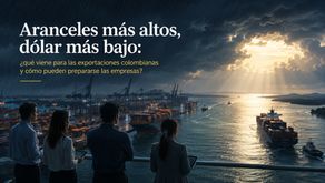 Empresarios observan un puerto de contenedores bajo una tormenta mientras un rayo de luz ilumina una ruta marítima, representando los desafíos y oportunidades para las exportaciones colombianas tras el aumento del arancel de EE. UU.