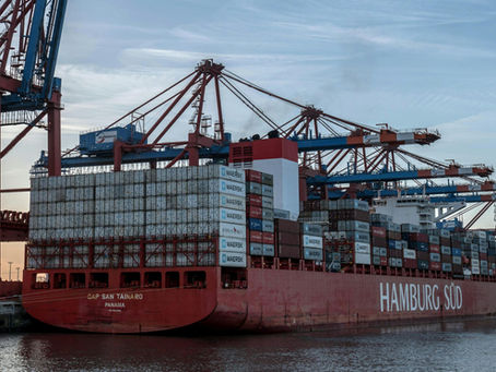 Colombia ha suscrito más de 17 tratados de libre comercio (TLC) con países y bloques estratégicos como Estados Unidos, la Unión Europea, Mercosur, Corea del Sur, y la Alianza del Pacífico. Estos acuerdos han sido una puerta de entrada clave para miles de productos colombianos, facilitando condiciones preferenciales de aranceles, reducción de barreras no arancelarias y acceso a nuevos mercados. Pero, ¿qué sectores se han beneficiado más? ¿Cuáles son los productos estrella? Y lo más importante: ¿cómo pueden las PYMES aprovechar estas oportunidades? Sectores que lideran las exportaciones colombianas 1. Agroindustria y alimentos procesados El sector agroindustrial ha sido uno de los grandes ganadores de los TLC. Productos como el aguacate hass, la uchuva, la gulupa, el banano y el mango han ganado protagonismo en mercados exigentes como Estados Unidos, Europa y Asia. También se destacan las exportaciones de café tostado, cacao en polvo, aceites, y alimentos procesados con alto valor