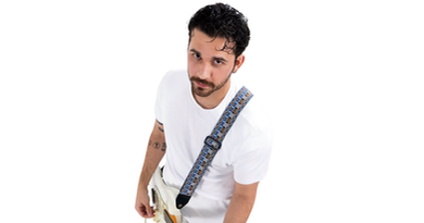 Gustavo Mioto mostra coragem para inquietar o sertanejo em “Como É Que Fala de Amor?”