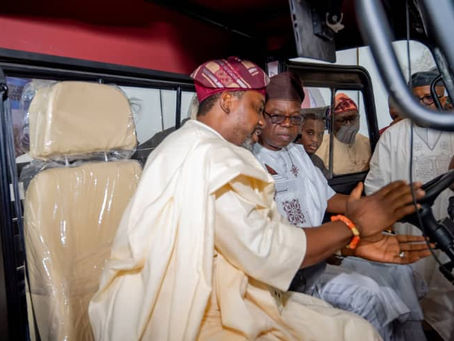 Engr. Femi Olafunmiloye briefs Ondo State's Deputy Governor, Alhaji Olayide Adelami, on the specifications of a new security patrol vehicle made at Lafbart innovation and consulting Limited.