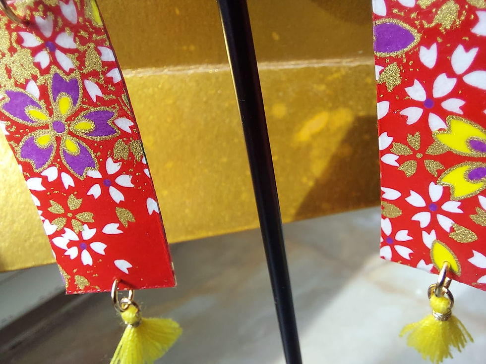 Miniature : Boucles d'oreilles rouges & jaunes à pompon jaune