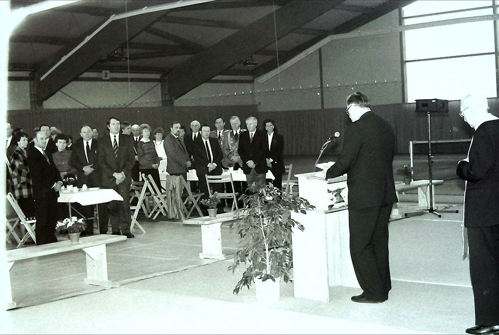 Pfarrer Johannes Karnbrock und Pastor Georg Beidenhauser weihten 1989 die neue Tennishalle ein.