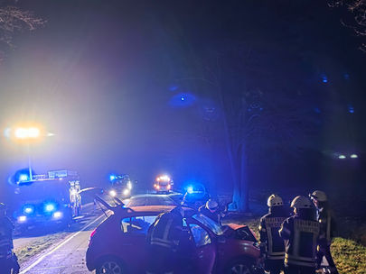 Schwerer Unfall in der Nacht – Pkw prallt gegen Baum