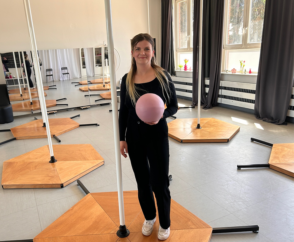 Dana Marcussen bietet in den früheren Klassenzimmern regelmäßige Tanzkurse, Yoga und Pole-Moves an.